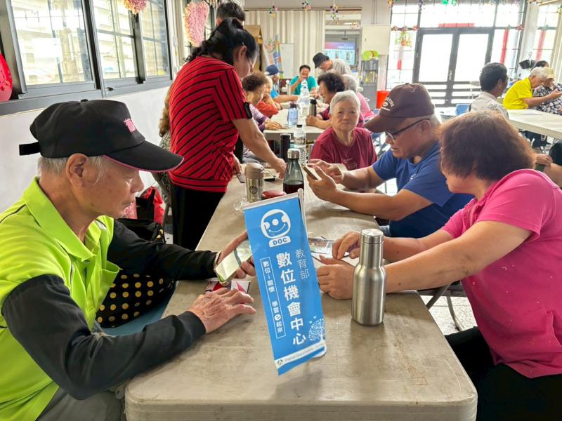 學員使用自己的手機跟者老師一起運用手機修圖