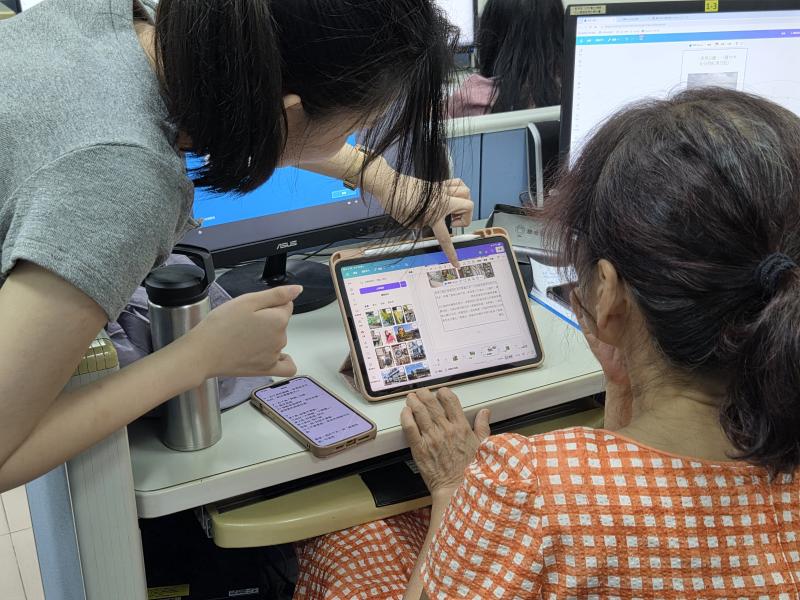 學員們一邊在canva放入素材，一邊詢問老師問題，每個學員都很有自己的想法。