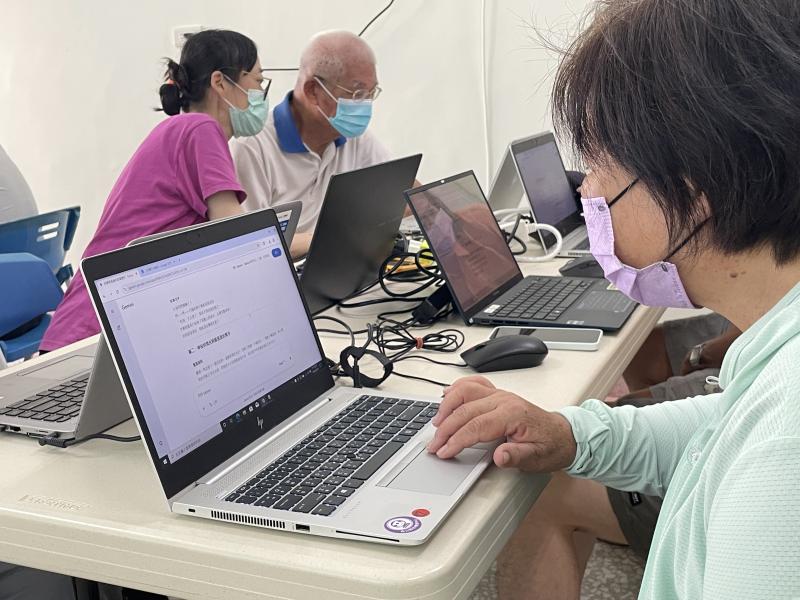 仔細閱讀AI生成的每一幕繪本內容。
