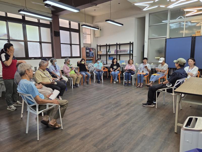 色彩獵人課程成果分享時間，學員與老師圍坐成圓圈，在明亮教室中輪流發表手機攝影作品與拍攝心得。