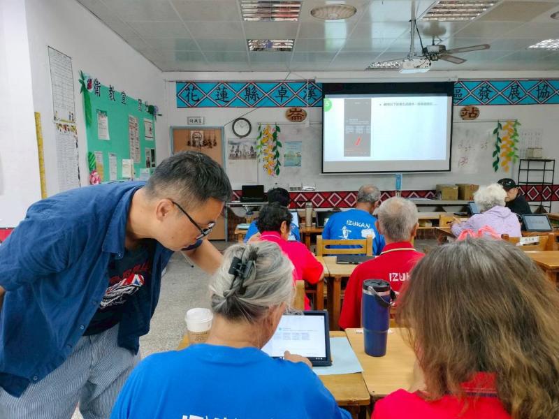 學員快速了解AI的便利性與操作方法。課程中講師耐心引導學員實際操作
