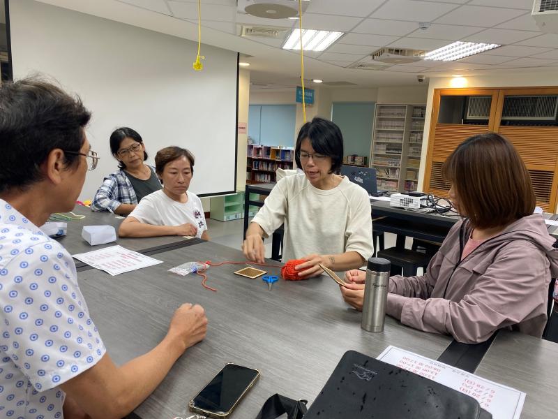 完成數位設計後，學員們進一步將作品實體化，利用13×13尺寸的材料親手製作像素成品。從螢幕上的設計到實際作品的誕生，讓大家深刻體驗數位創作與手作結合的樂趣。