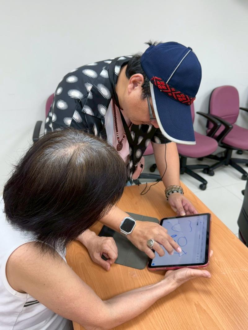 在課堂中若有不懂的地方,學員們也會主動詢問老師如何操作、協助身旁夥伴解決問題,大家一邊學習、一邊交流創意。