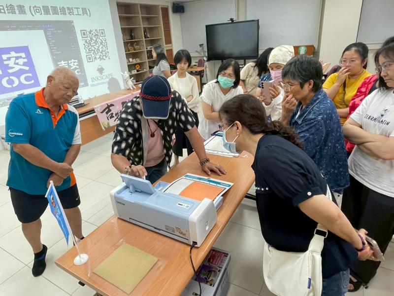 老師從教導學員如何使用裁藝機,到學員慢慢獨立操作!
