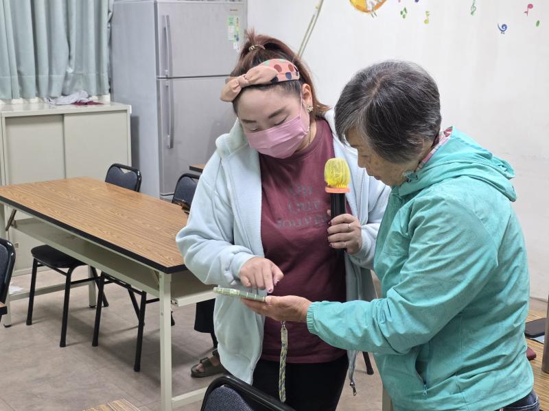 講師耐心一對一指導,協助學員熟悉手機操作,提升數位應用能力。