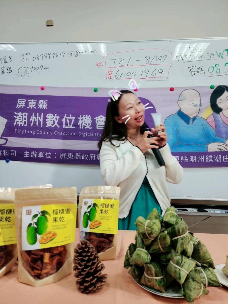 我是來自東港的咨君，這次直播練習分享自己平常使用的乳液。透過老師指導，學習如何介紹產品特色、使用方式及心得感受。第一次面對鏡頭雖然有點緊張，但完成直播後覺得很有成就感，也增加了表達的信心。