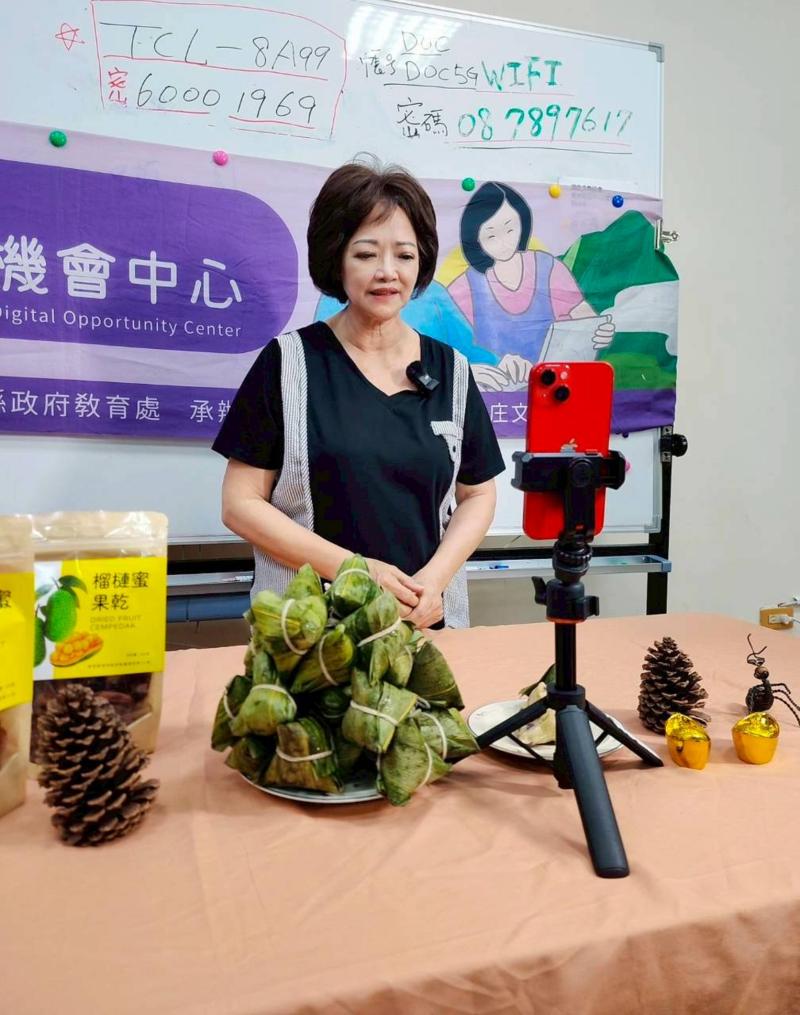 睦融姐的直播課心得-這次直播分享自己製作粽子的過程，特別介紹養生素食粽的做法與食材選擇。透過老師指導，學習如何有條理地說明步驟與特色，也練習面對鏡頭表達。雖然緊張，但能分享健康飲食理念很有成就感。