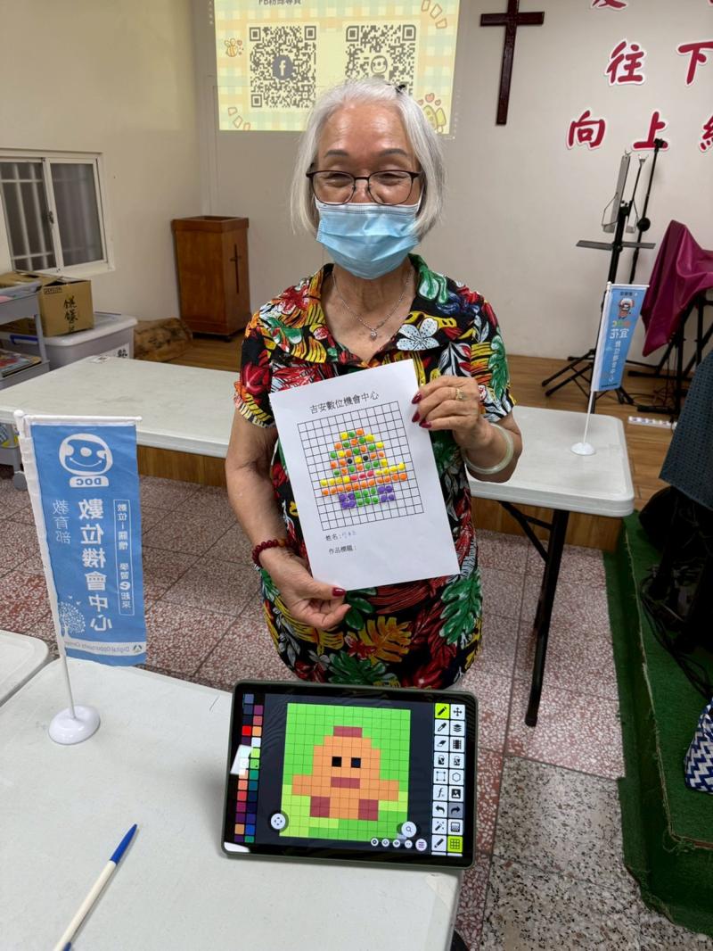 學員們互相協助完成作品,將平面的數位創作轉化為立體的手作藝術,讓科技與創意結合,也為課程留下充滿溫度與歡笑的美好回憶。