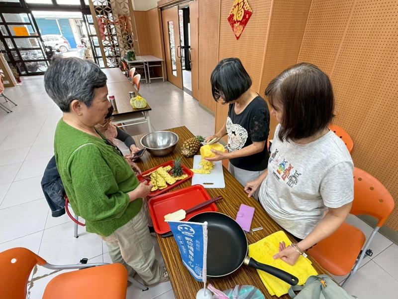 大家分組合作、分工進行，有人負責拍照記錄製作過程，有人協助削皮、切水果，也有人負責整理食譜與步驟，充分展現團隊合作精神。