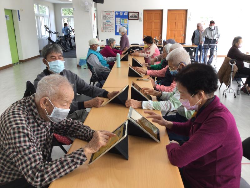 長者認真學習畫面