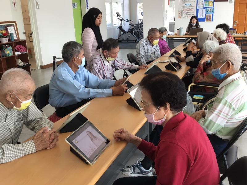 新住民協助與陪同長者課程進行學習畫面