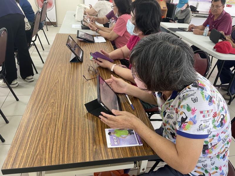 學員實際下載APP進行操作
