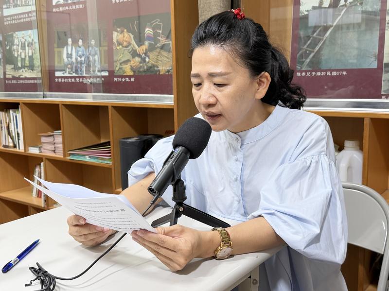 主持人專心閱讀手中的講稿內容，對著收音麥克風進行Podcast錄製，並留意語速、語調與情感表達，確保錄音品質清晰完整，呈現專業的節目效果。