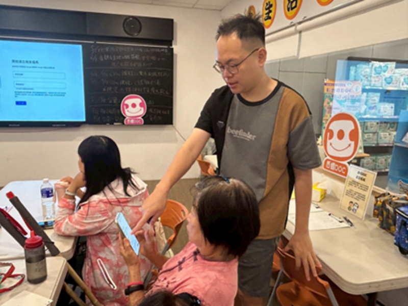 老師教學如何建立google商家,並詳細講解功能:基礎檔案設定、營業時間調整、屬性標籤、羅列服務項目,以及顧客互動與客服⋯⋯等。 還親自帶學員一步一步實際操作google商家功能頁面。