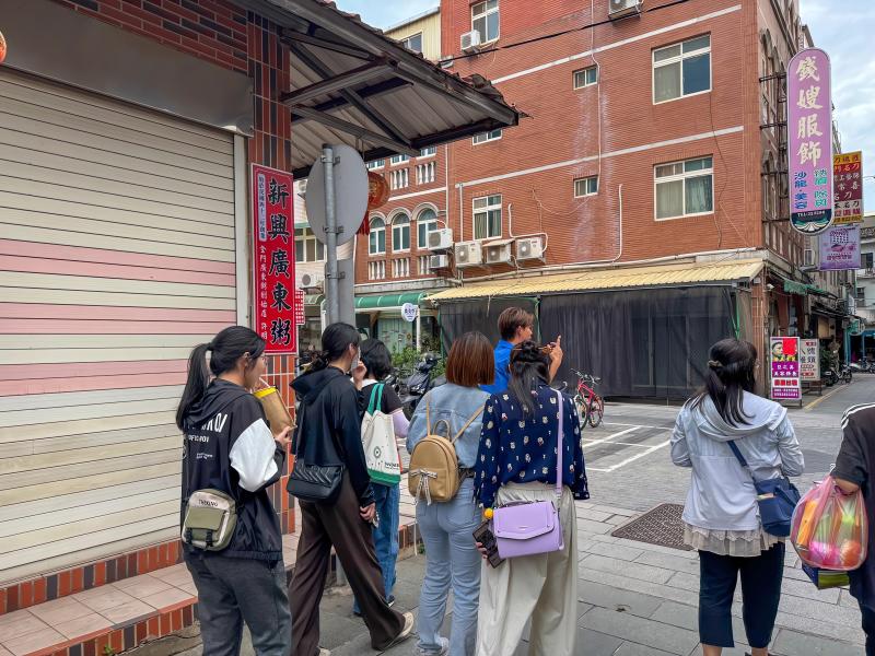 老師帶領大家前往戶外實體拍攝