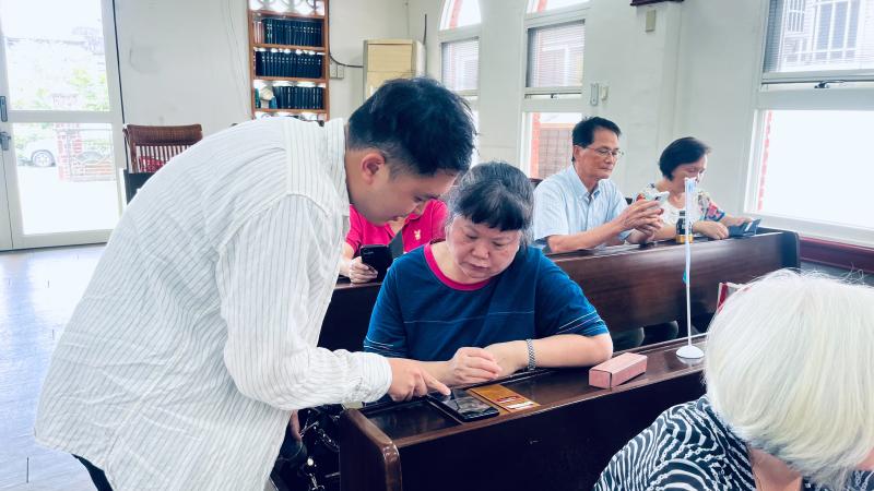 老師協助學員