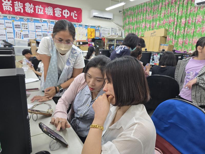 學員相互觀摩學習課程操作程序。