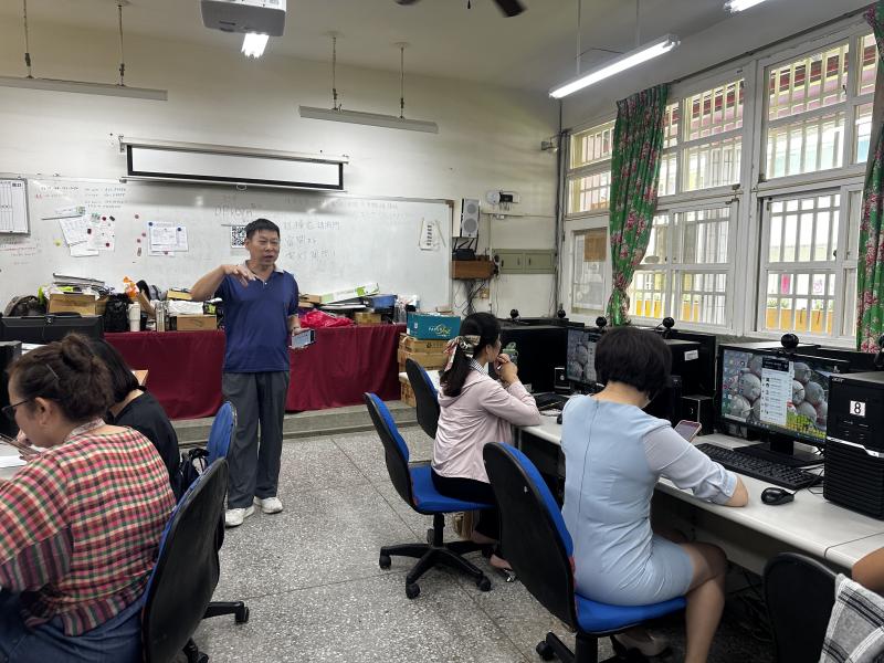 學員認真聽取老師授課內容。