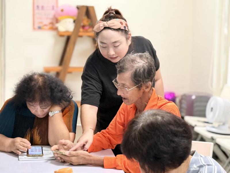 透過文化故事梳理、品牌設計思維及AI生成工具實作,帶領學員學習如何將地方特色轉化為具有吸引力的文化品牌