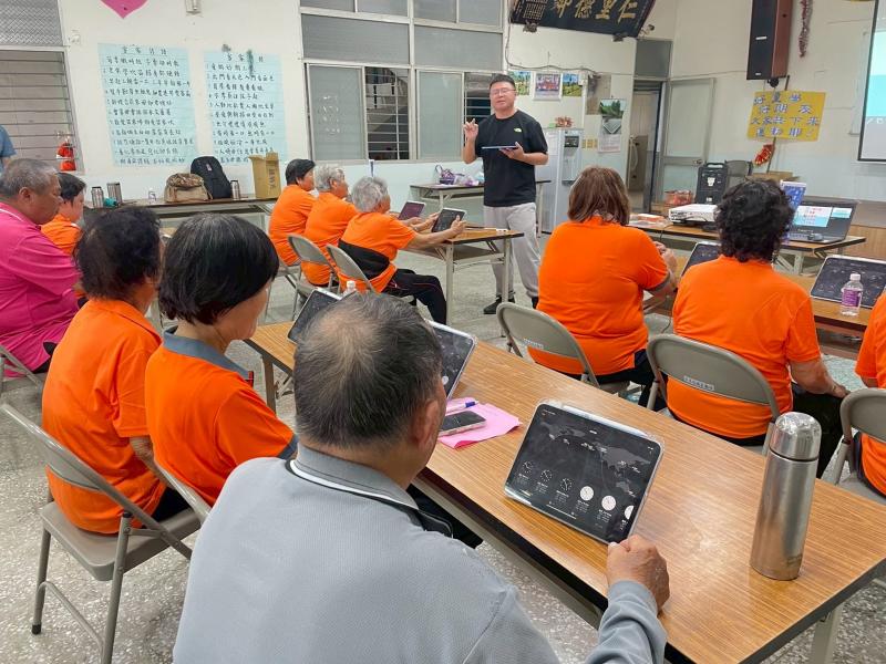 老師指導長輩們使用平板設定世界時鐘、鬧鐘與碼表，以後無論是出國看時間還是燉湯計時，通通難不倒大家！