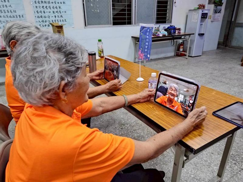 在老師的引導下，長輩們充滿活力地拿起平板學習拍照與自拍技巧，看著螢幕裡燦爛的笑容，成功記錄下充滿溫度的快樂瞬間！