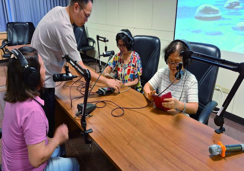 講師教導學員如何使用Podcast器材使用與錄音操作