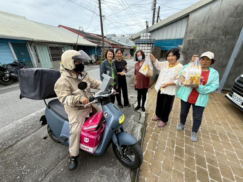 社區承辦點餐跟長輩們一起分享，也有學員幫自己加菜，體驗點餐的樂趣! 收到餐點時長輩學員臉上滿是成就感與笑容。
