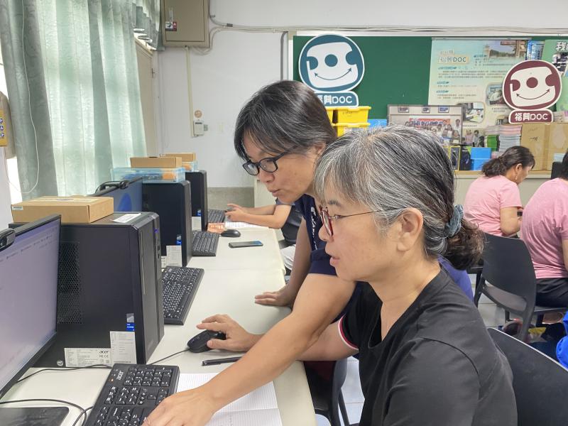 課程中大家都相當認真,遇到問題時彼此討論、互相協助,教室裡充滿學習與交流的熱忱