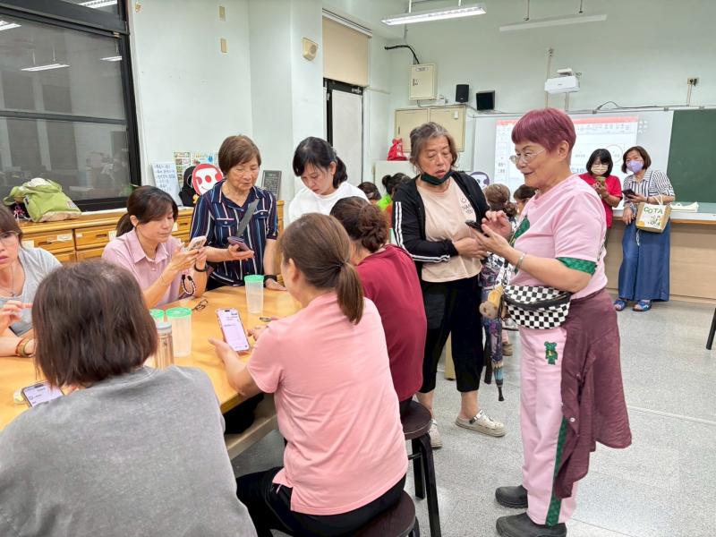 對於帳號與密碼需要耐心與勇氣的挑戰。今天聽到讓人欣慰的話就是學員互相鼓勵說「怎麼可以放棄」