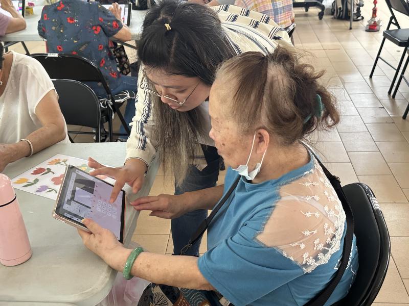 老師協助學員在平板上操作上問題及檔案的上傳方式。