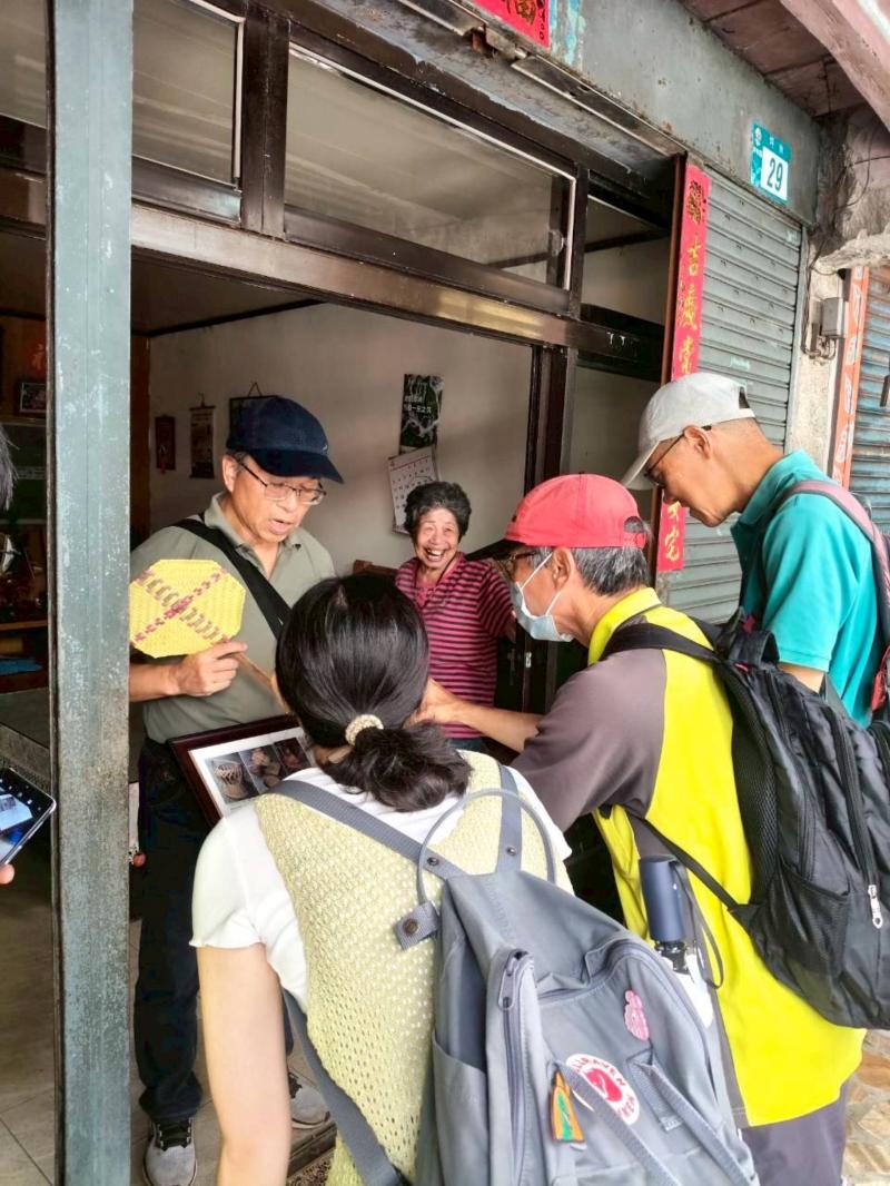 踏查的途中經過一位90歲奶奶的家,奶奶不只會唱相褒歌,也善於編織各種容器。大家很認真看著奶奶當年的報導資料。