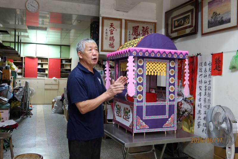 從不同店家的視角可以慢慢拼湊出時代的樣貌,再藉由學員們運用手機、相機記錄下來