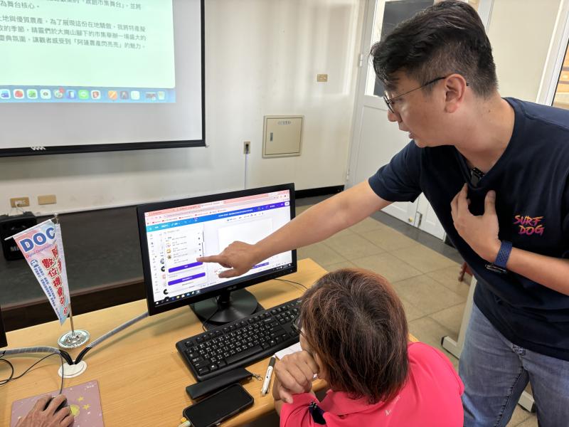 老師向學生講解CANVA軟體如何使用