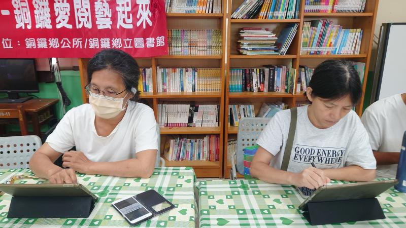 大人們努力跟著講師的指令操作