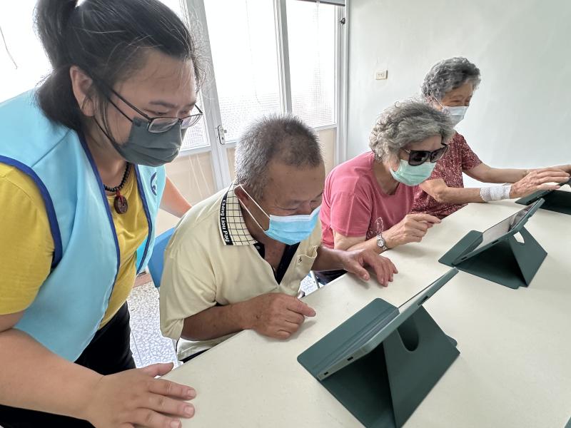 透過個別指導，陪伴長輩練習輸入關鍵字與點選搜尋結果，逐步建立使用平板搜尋資訊的信心。