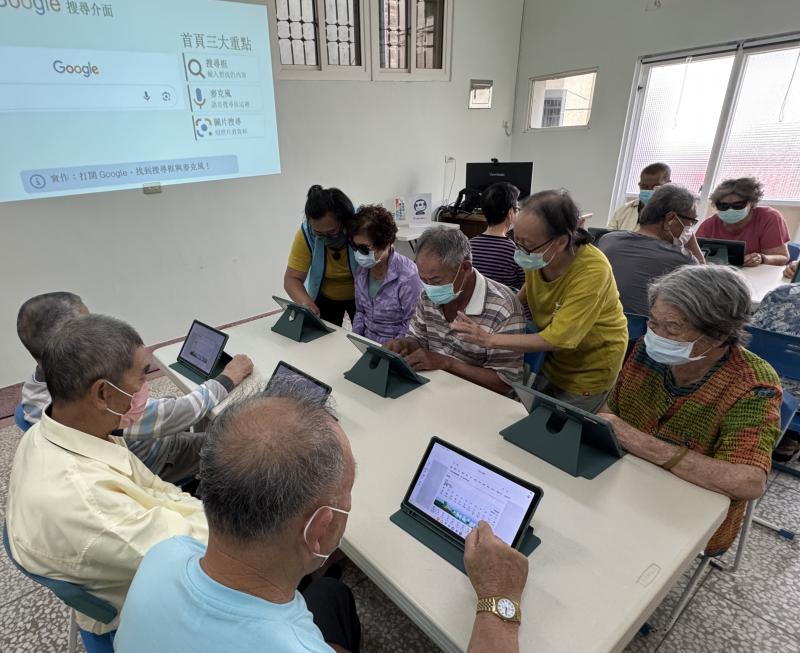 長輩實際查詢天氣、新聞等生活資訊，透過互相討論與操作練習，學習自主尋找所需資訊。