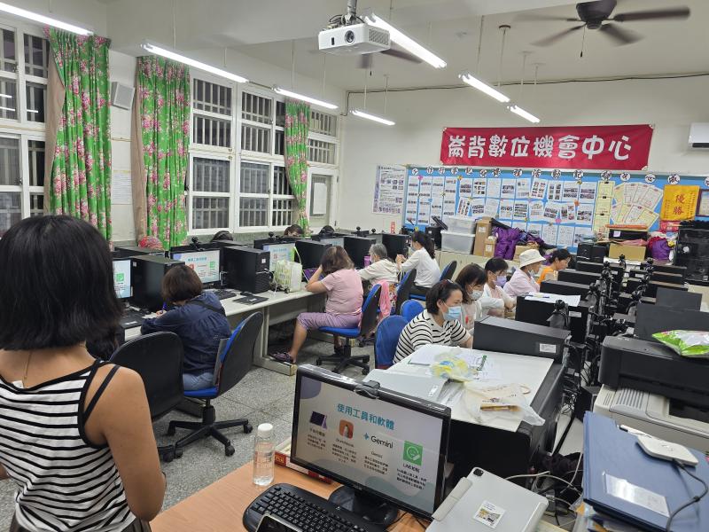 學員認真聽取老師操作步驟。