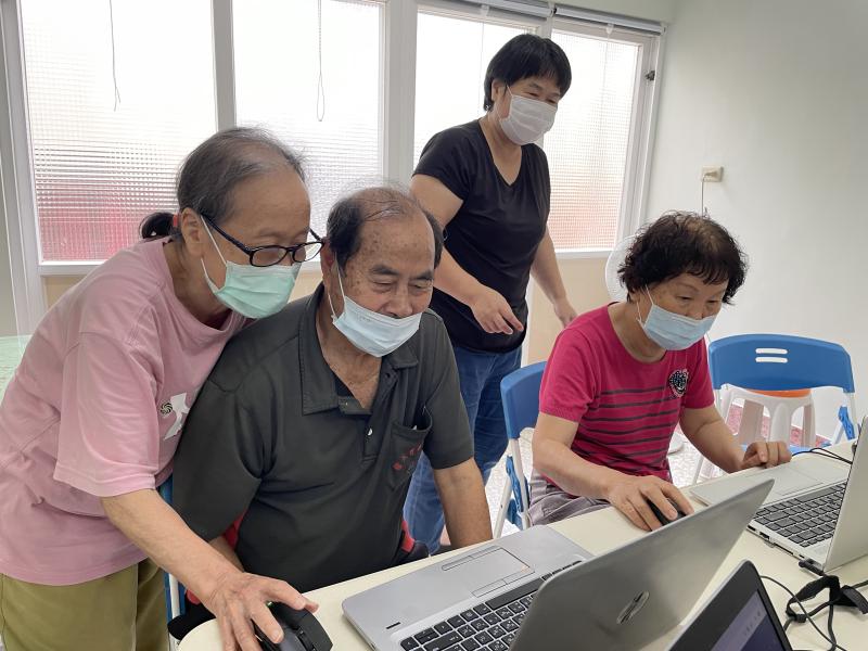 數位幫手落實指導學員，自學之餘也全力解決疑惑，共同進步。