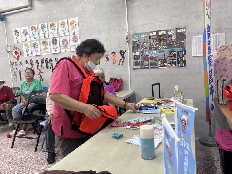 準備防災包物品,讓長者實際去做挑選完成屬於自己的防災包