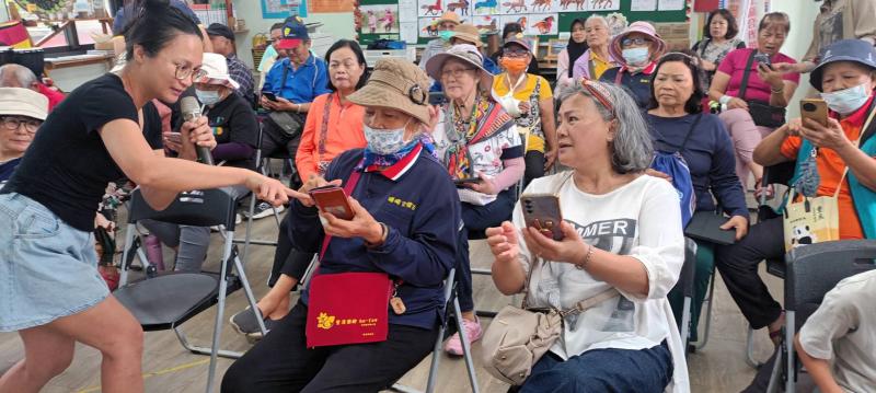 長者實際練習搜尋歌曲、播放伴唱及調整音量等功能，熟悉APP操作流程，增進數位學習信心。
