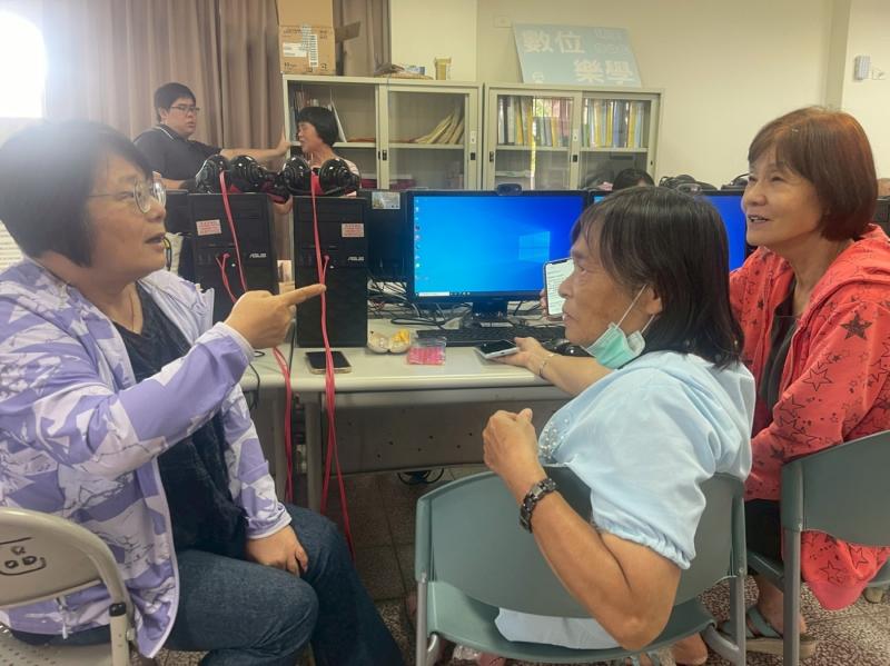 學員互相討論下午實戰的內容應該要如何呈現