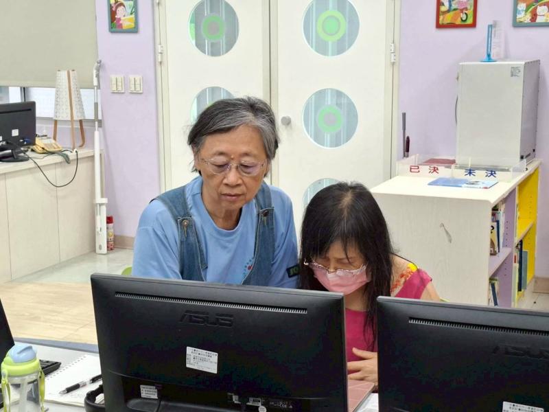 學員之間互相學習畫面