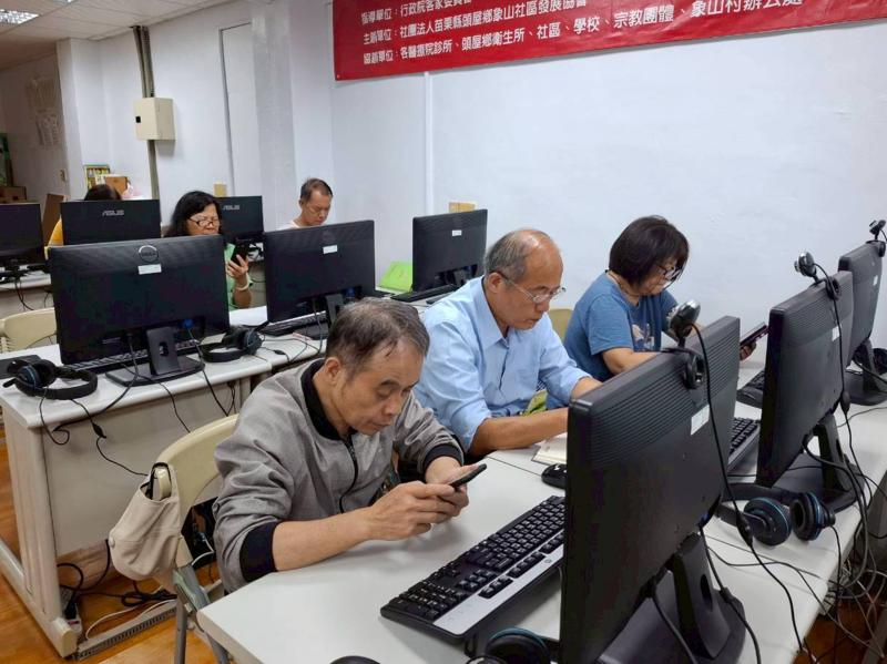 學員們認真上課