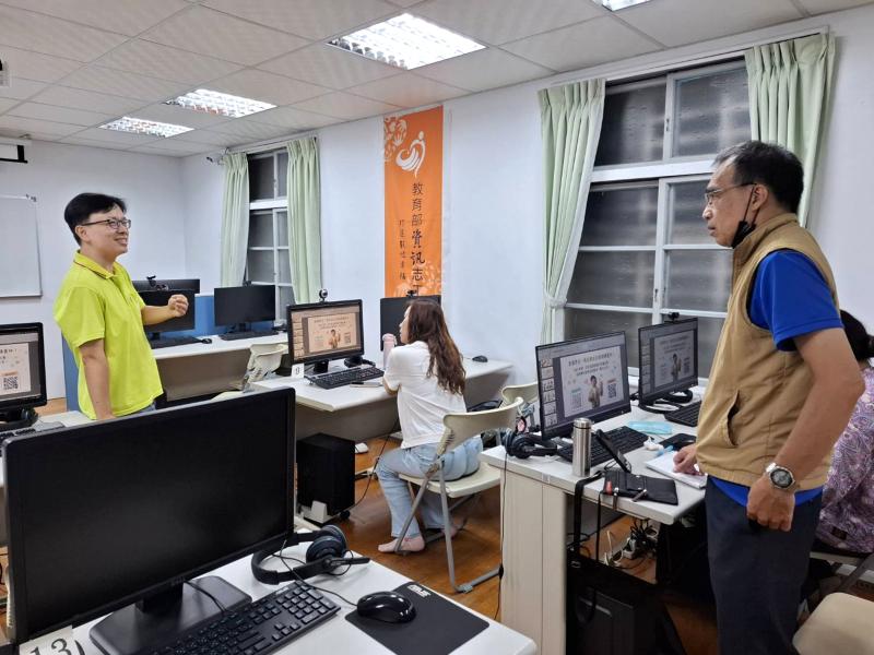 講師與學員討論