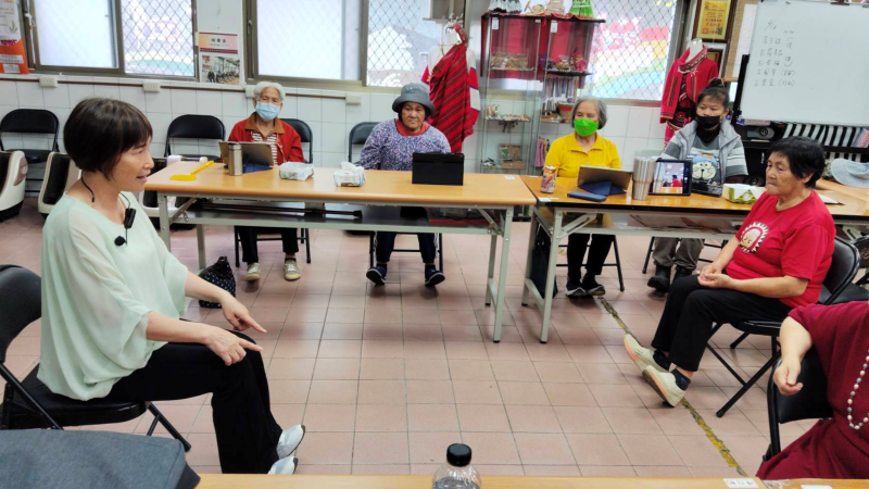 除了科技的學習,課堂更走入學員的日常生活健康。講師特別在課堂上教學員們如何做鍛鍊腿腳的健康運動,並貼心提醒大家,這些動作非常簡單實用,其實平常待在家裡就可以隨時練習。
