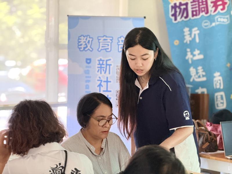 課程一開始，講師先介紹生成式AI工具GPT與Gemini的基本操作方式，引導學員透過簡單的文字指令與對話，生成具有個人特色的圖像與創意元素。