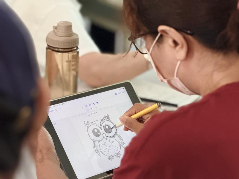 過程中，講師透過實際示範與個別指導，協助學員逐步完成專屬圖樣，即使沒有任何美術或設計基礎，也能輕鬆完成個人創作。
