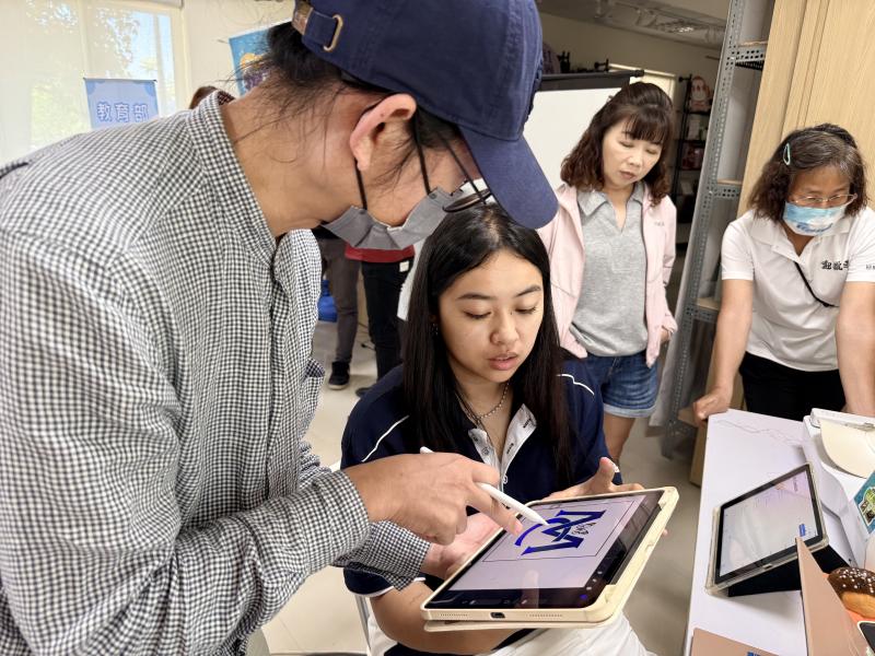 透過本次課程，學員不僅學習到AI生成圖像、數位設計與電繡設備操作等跨領域技能，更打破對科技工具的陌生與距離感，建立自主學習與數位創作的信心。