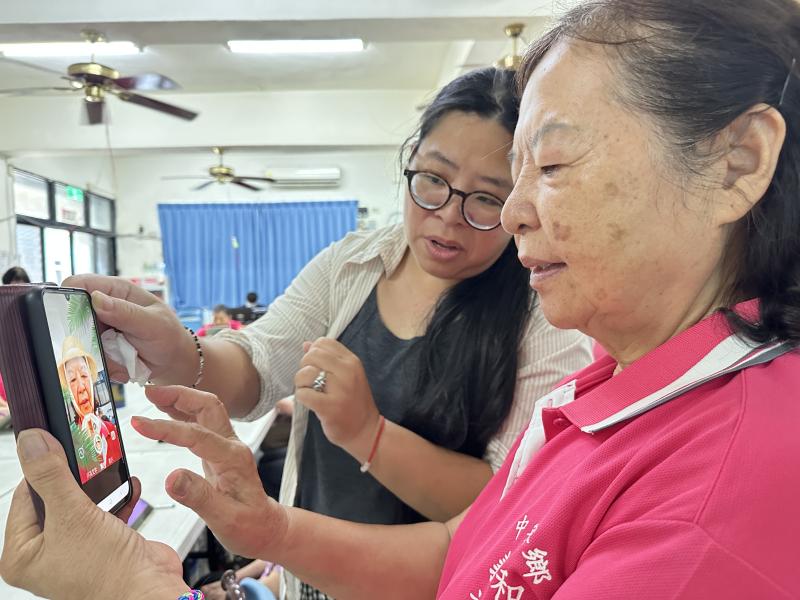老師協助學員使用美編APP