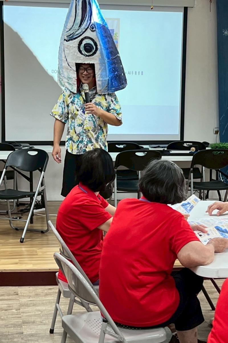 教導長輩使用手機拍攝商品並產出成品照，核心邏輯不是追求「多麼高超的攝影大師技巧」，而是「如何化繁為簡，讓他們聽得懂、做得到、看得到成果」。